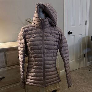 lululemon athletica Women's Puffer Jacket - Taupe